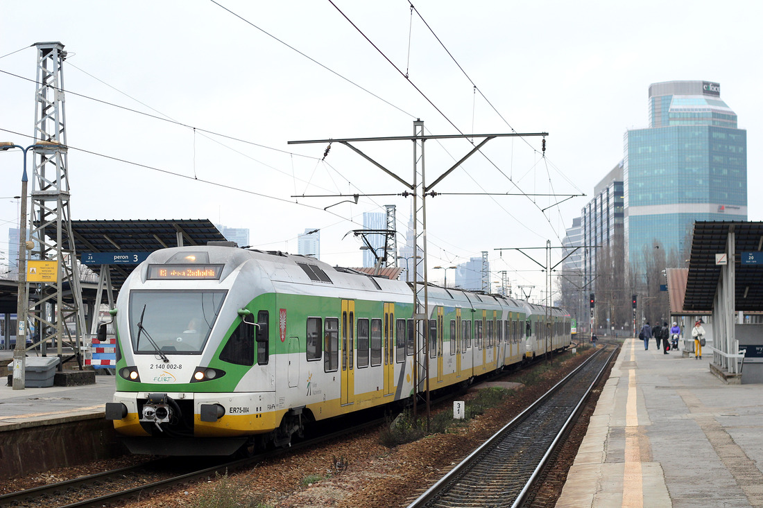 KM- Flirt  2 140 002-8 am 6. Dezember 2015 im Bahnhof Warszawa Zachodnia.