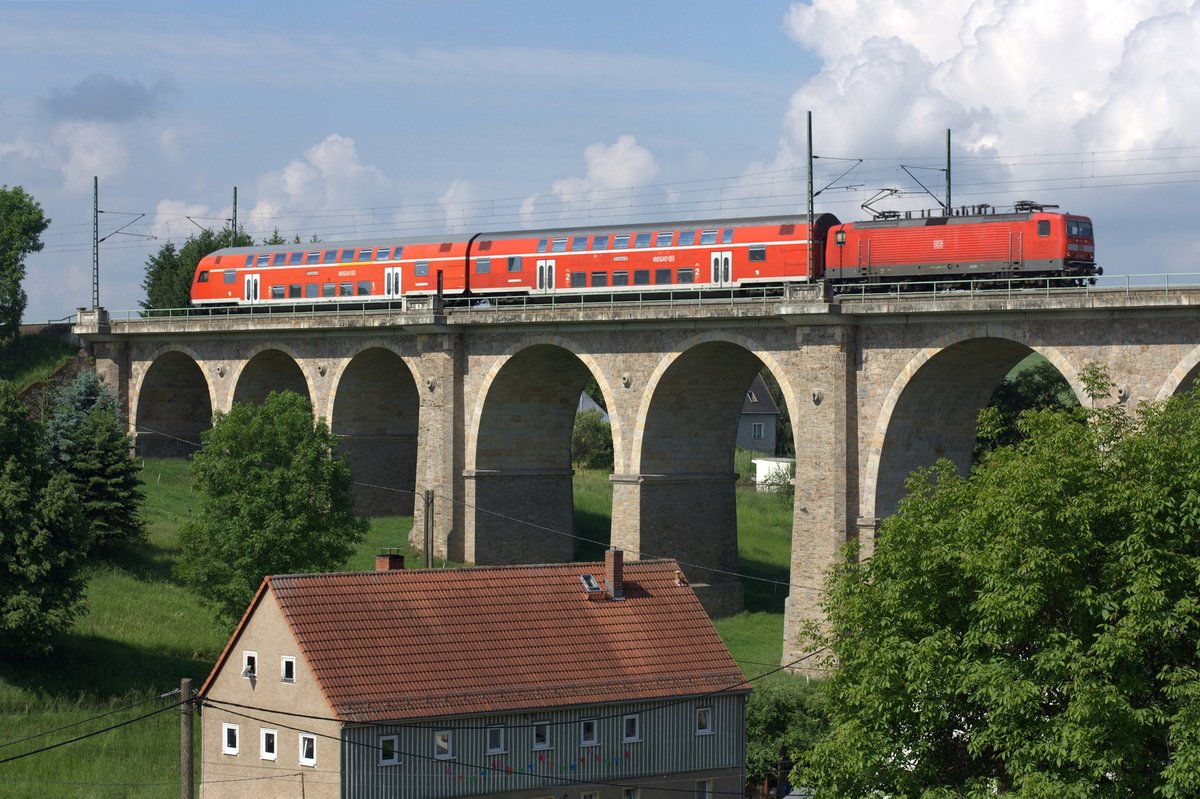 Knapp eine Woche bevor die MRB die RE- und RB-Verkehre auf der Relation Dresden-Zwickau/Hof und Chemnitz-Elsterwerda übernahm, überquerte 143 816-7 am 04.06.2016 mit RB 26913 Zwickau-Dresden, den Colmnitzer Viadukt