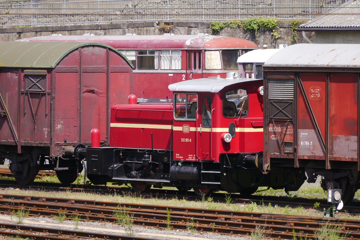 Köf 332 901-8 der DB steht abgestellt im Gelände der Eifelbahn in Linz (Rhein), 14.7.17.