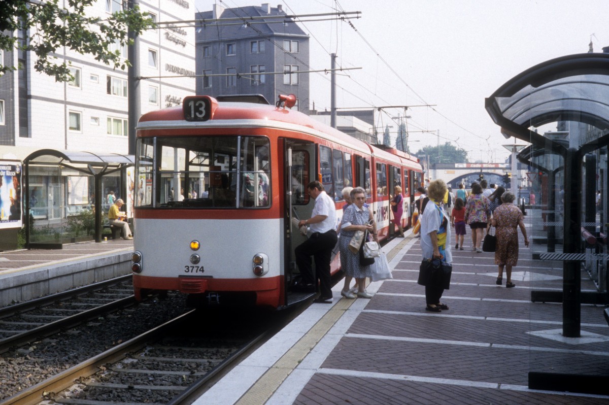 Köln KVB SL 13 (DÜWAG-GT8 3774) Ehrenfeldgürtel 31. Juli 1992.