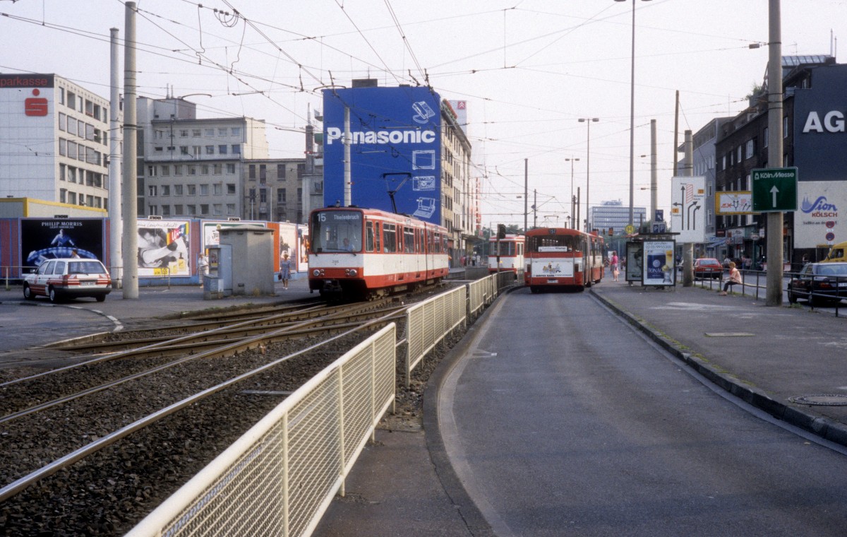 Köln KVB SL 15 (DÜWAG-B100S 2105) Mülheim, Wiener Platz am 31. Juli 1992.