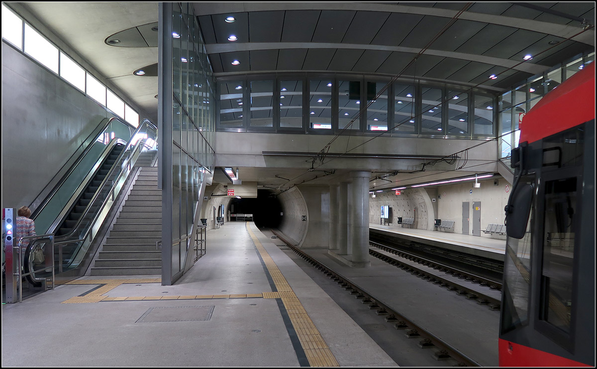 Köln: Nord-Süd-Stadtbahn -

Station Bonner Wall. Am nördlichen Bahnsteigende reichen die Bahnsteige etwas in die gebohrten Tunnelröhren.

18.04.2018 (M)