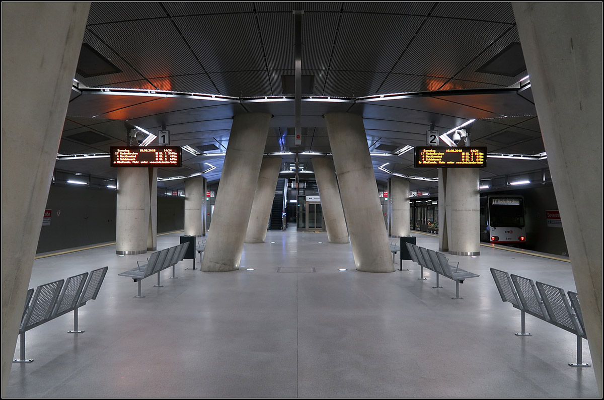 Köln: Nord-Süd-Stadtbahn -

Station Severinstraße. Hier endet die Nord-Süd-Stadtbahn von Süden her. Das fehlende Tunnelstück bis zum Heumarkt muss nach dem Tunneleinbruch mit Stadtarchiv-Einsturz erst noch fertig gebaut werden. Erst dann kann die Strecke ihren vollen Verkehrswert entfalten. Betrieblich wird die Strecke ab hier wie zwei parallel verlaufende eingleisige Strecken befahren.
Architekten: Kister Scheithauer Gross, Köln.

18.08.2018 (M)