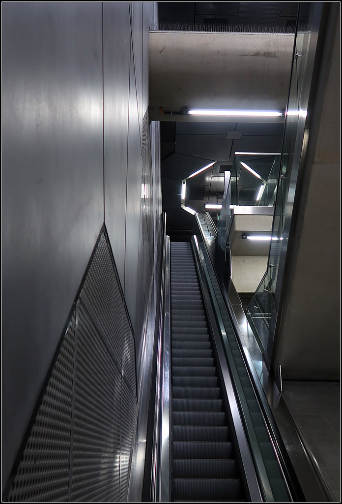 Köln: Nord-Süd-Stadtbahn -

Station Severinstraße: Tief unter der Oberfläche liegen die Stationen der Nord-Süd-Stadtbahn. Die Treppenhäuser wurden dabei meist in hohe schmale Hallen untergebracht. Hier gibt es eine Umsteigeverbindung zu den Linien 3 und 4.

18.08.2018 (M)