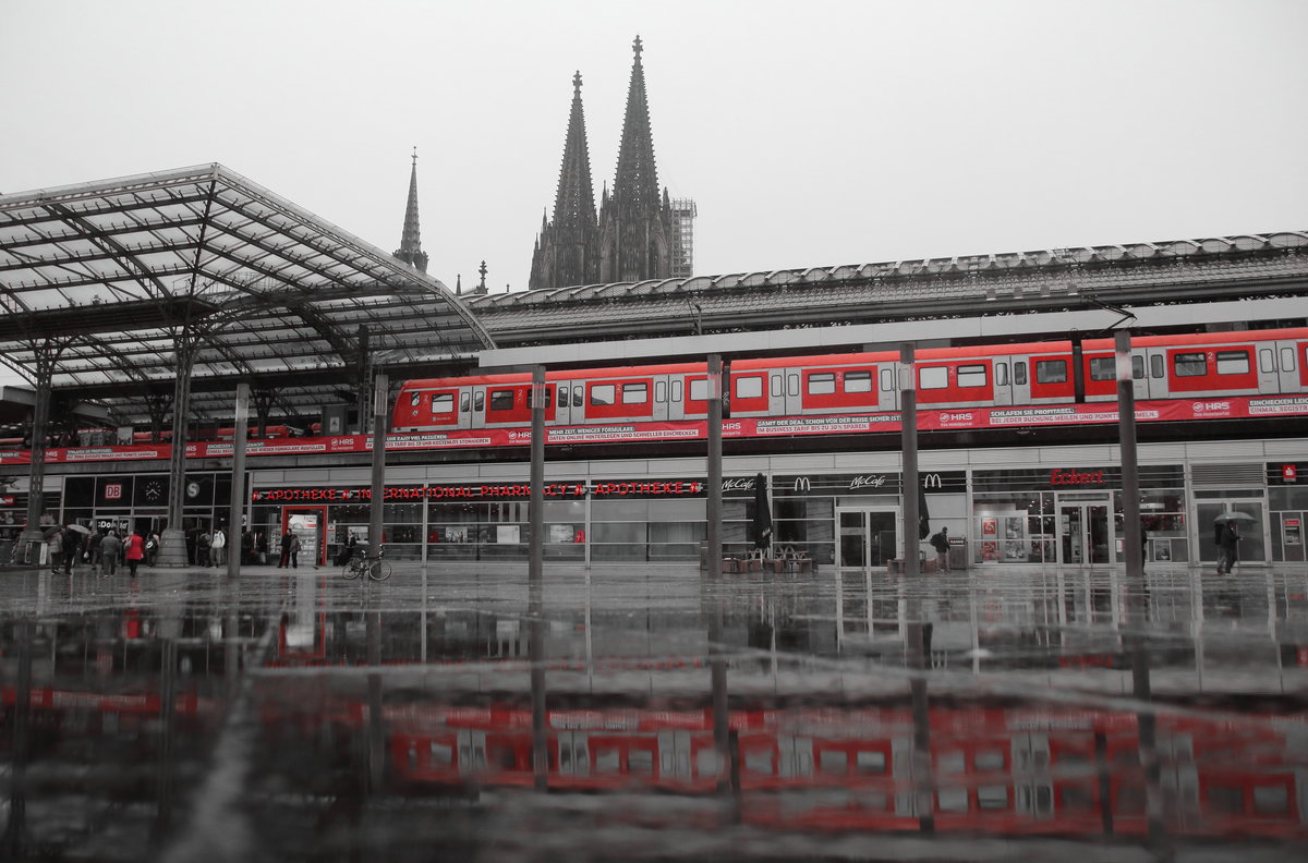Köln im Regen...

Köln Hbf, 28. März 2018 