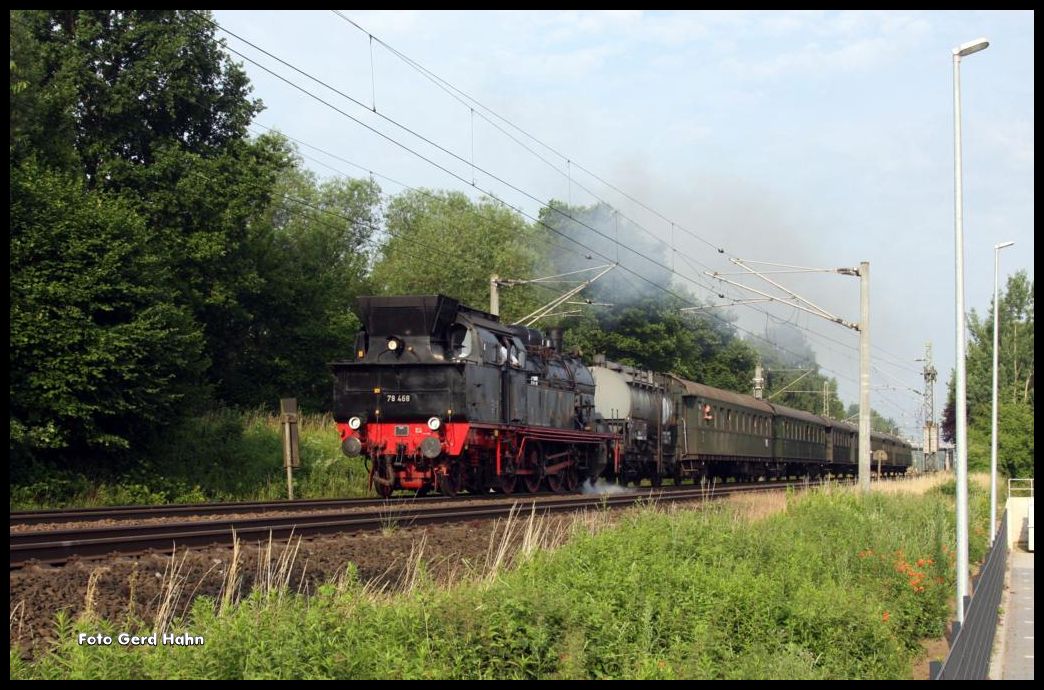 Kohlekasten voraus fuhr 78468 am 4.7.2015 von Lengerich über Osnabrück zum Brückenfest nach Altenbeken. Um 8.03 Uhr fuhr der Zug hier in Hasbergen ab.
