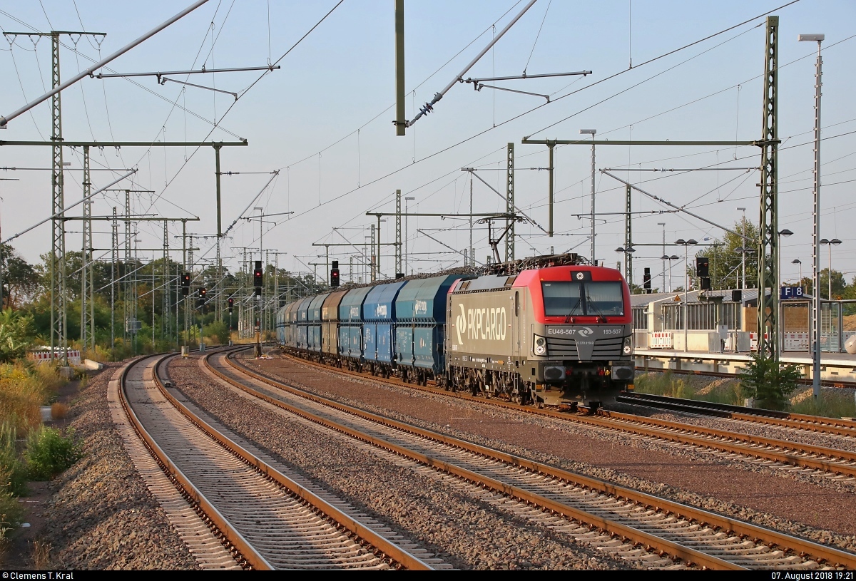 Kokszug mit 370 019-9 (EU46-507 | 193-507 | Siemens Vectron) der PKP Cargo durchfährt Magdeburg Hbf in südlicher Richtung.
[7.8.2018 | 19:21 Uhr]