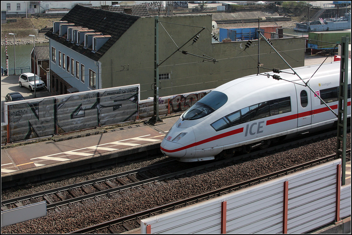 Kontraste -

Durch-designter Zug in unstrukturierter Hafenumgebung. ICE bei der Durchfahrt in der Station Mannheim-Handelshafen.

28.03.2012 (M)
