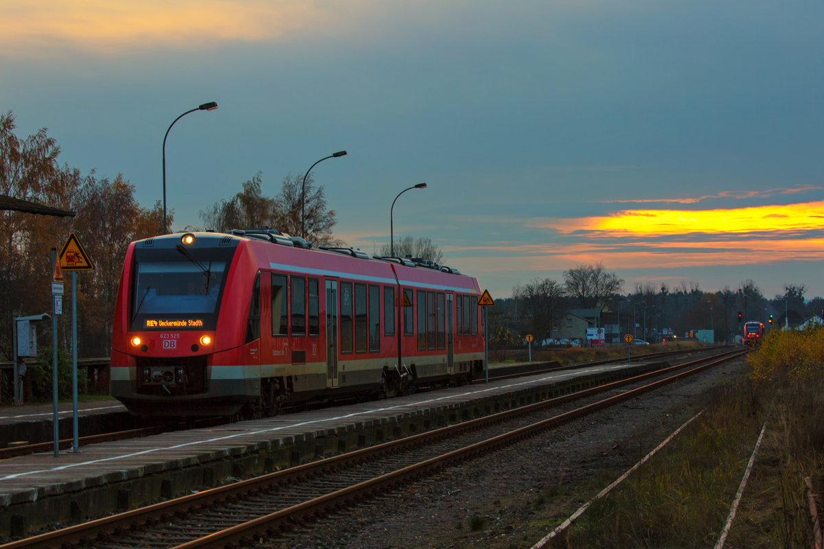 Kreuzung von DB Regio LINT 41 Triebwagen in Torgelow am frühen Abend von und nach Jatznick. - 21.11.2016 - Aufgenommen am unbefestigten Parkplatz vor dem seit 2008 stillgelegtem ehm. Gleis 3.