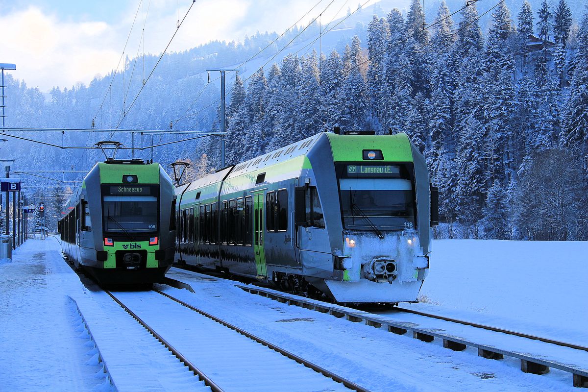 Kreuzung zweier BLS Lötschberger in Trubschachen: Schnellzug 118 kommt aus Luzern, 105 dagegen ist ein planmässiger Schneezug (das ist mir erst jetzt aufgefallen), der zunächst einmal bloss ins Schneegestöber fährt. 6.Januar 2017. 