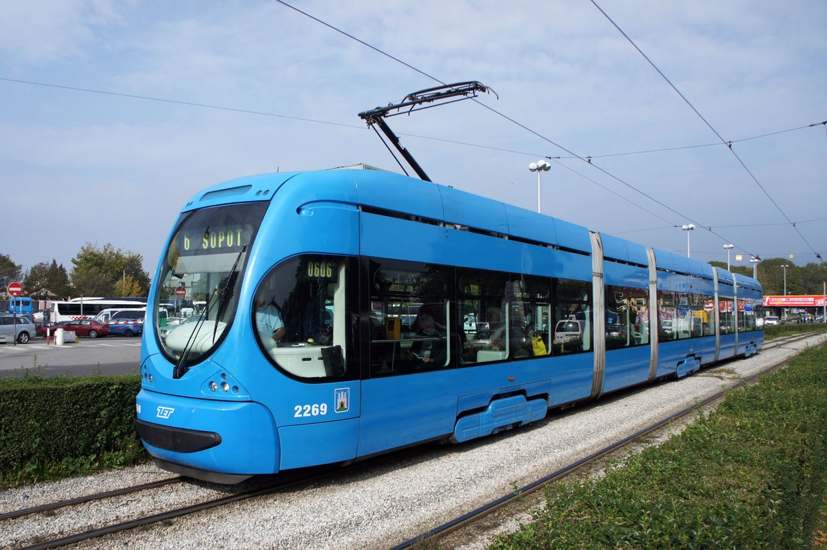 Kroatien / Straßenbahn Zagreb / Tramvaj Zagreb / Zagrebački Električni Tramvaj (ZET): CroTram TMK 2200 - Wagen 2269, aufgenommen im Oktober 2017 in der Nähe der Haltestelle  Autobusni Kolodvor  im Stadtgebiet von Zagreb.