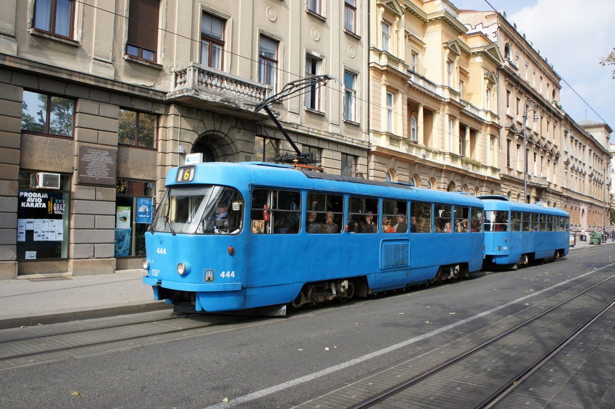 Kroatien / Straßenbahn Zagreb / Tramvaj Zagreb / Zagrebački Električni Tramvaj (ZET): Tatra T4YU - Wagen 444, aufgenommen im Oktober 2017 in der Nähe vom Hauptbahnhof in Zagreb.