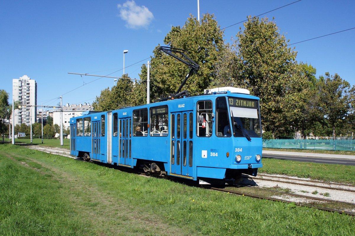 Kroatien / Straßenbahn Zagreb / Tramvaj Zagreb / Zagrebački Električni Tramvaj (ZET): Tatra KT4YU - Wagen 304, aufgenommen im Oktober 2017 in der Nähe der Haltestelle  Getaldićeva  im Stadtgebiet von Zagreb.