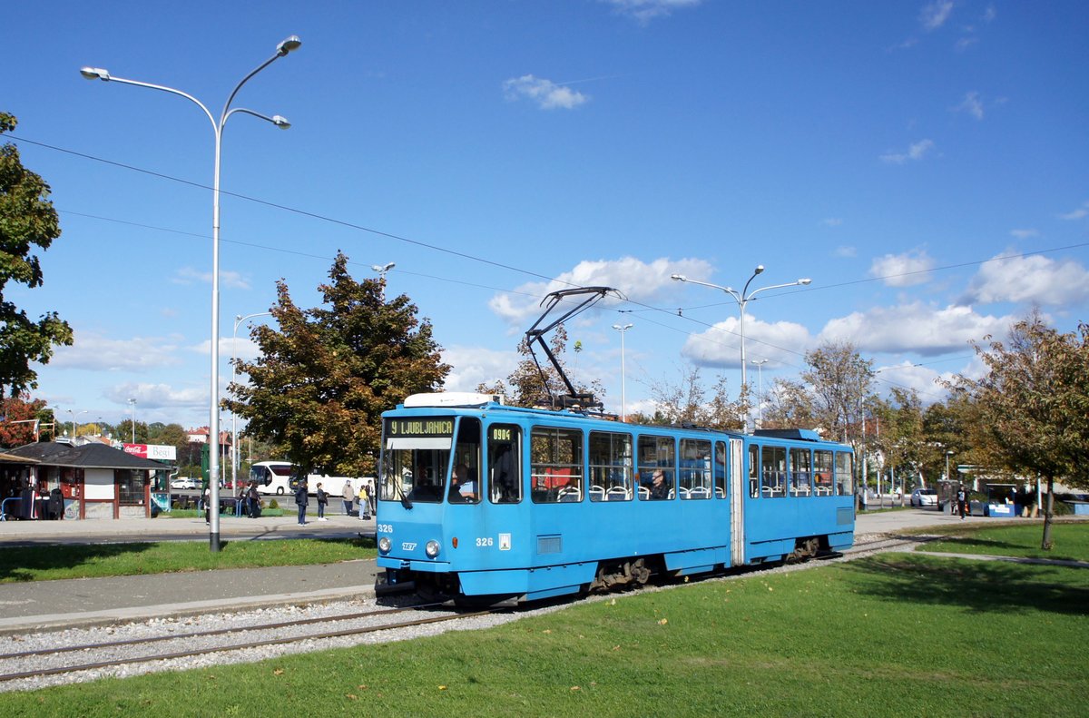 Kroatien / Straßenbahn Zagreb / Tramvaj Zagreb / Zagrebački Električni Tramvaj (ZET): Tatra KT4YU - Wagen 326, aufgenommen im Oktober 2017 an der Haltestelle  Borongaj  im Stadtgebiet von Zagreb.