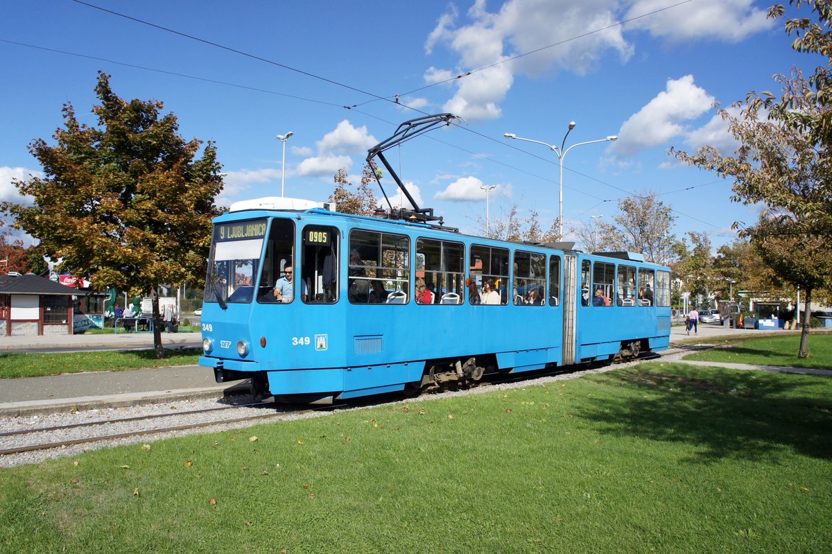 Kroatien / Straßenbahn Zagreb / Tramvaj Zagreb / Zagrebački Električni Tramvaj (ZET): Tatra KT4YU - Wagen 349, aufgenommen im Oktober 2017 an der Haltestelle  Borongaj  im Stadtgebiet von Zagreb.