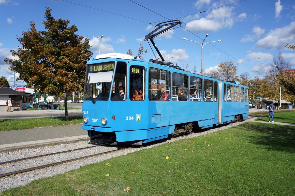 Kroatien / Straßenbahn Zagreb / Tramvaj Zagreb / Zagrebački Električni Tramvaj (ZET): Tatra KT4YU - Wagen 334, aufgenommen im Oktober 2017 an der Haltestelle  Borongaj  im Stadtgebiet von Zagreb.