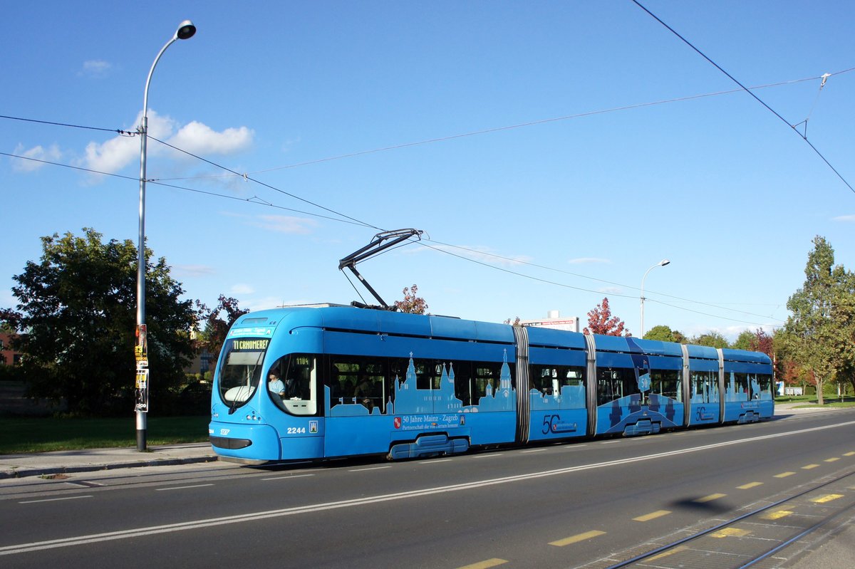 Kroatien / Straßenbahn Zagreb / Tramvaj Zagreb / Zagrebački Električni Tramvaj (ZET): CroTram TMK 2200 - Wagen 2244 (Werbung: 50 Jahre Städtepartnerschaft Mainz – Zagreb / 50. godišnjice prijateljstva Zagreba i Mainza), aufgenommen im Oktober 2017 in der Nähe der Haltestelle  Ravnice  im Stadtgebiet von Zagreb.