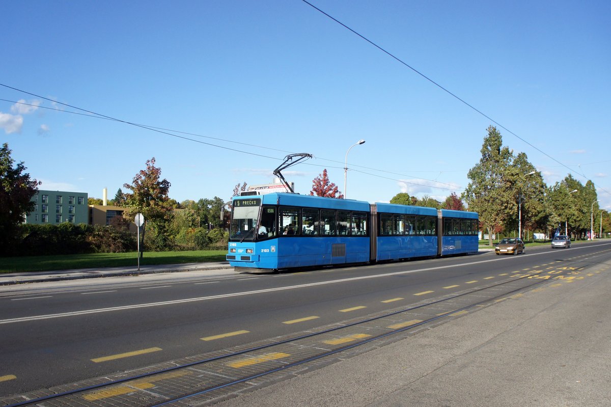 Kroatien / Straßenbahn Zagreb / Tramvaj Zagreb / Zagrebački Električni Tramvaj (ZET): Končar / TŽV Gredelj TMK 2100 - Wagen 2103, aufgenommen im Oktober 2017 in der Nähe der Haltestelle  Ravnice  im Stadtgebiet von Zagreb. 