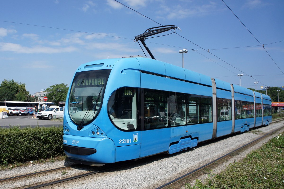 Kroatien / Straßenbahn Zagreb / Tramvaj Zagreb / Zagrebački Električni Tramvaj (ZET): CroTram TMK 2200 - Wagen 22101, aufgenommen im Juni 2018 in der Nähe der Haltestelle  Autobusni Kolodvor  im Stadtgebiet von Zagreb.