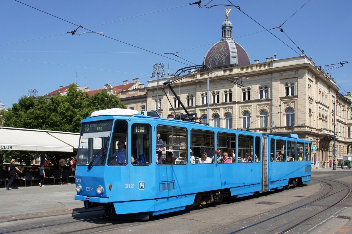Kroatien / Straßenbahn Zagreb / Tramvaj Zagreb / Zagrebački Električni Tramvaj (ZET): Tatra KT4YU - Wagen 312, aufgenommen im Juni 2018 am Hauptbahnhof in Zagreb.