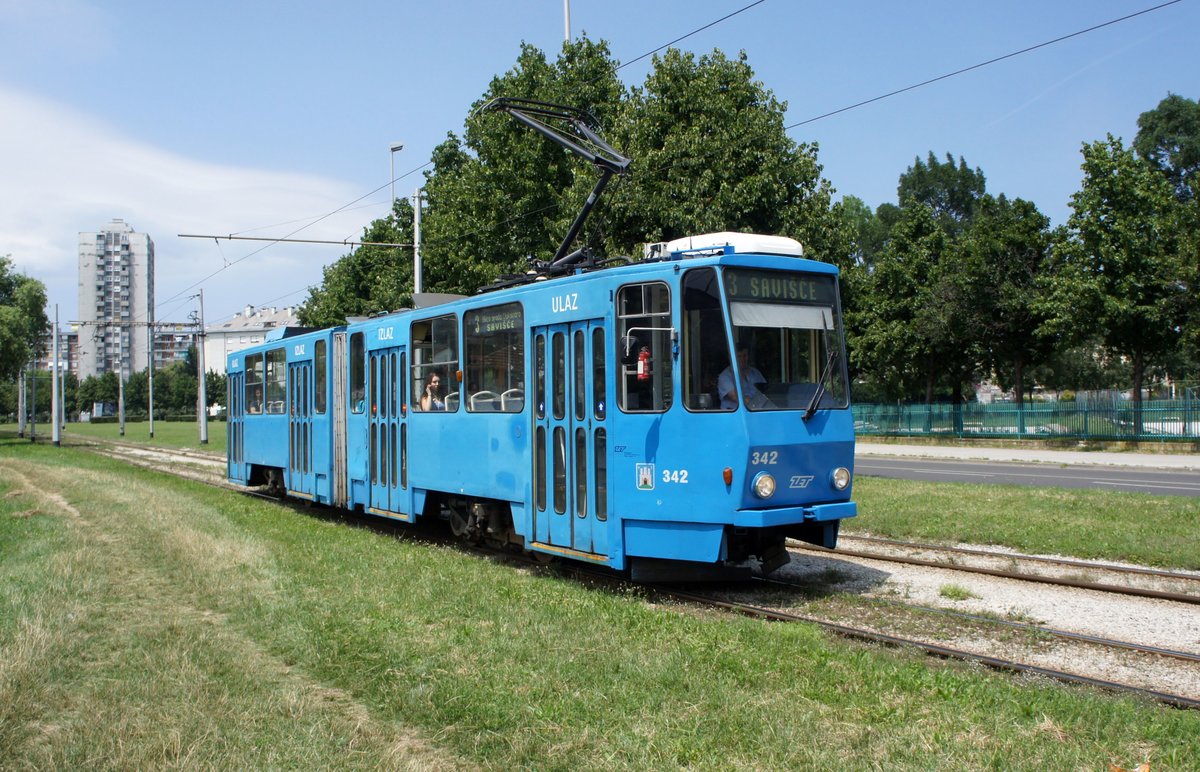 Kroatien / Straßenbahn Zagreb / Tramvaj Zagreb / Zagrebački Električni Tramvaj (ZET): Tatra KT4YU - Wagen 342, aufgenommen im Juni 2018 in der Nähe der Haltestelle  Getaldićeva  im Stadtgebiet von Zagreb.