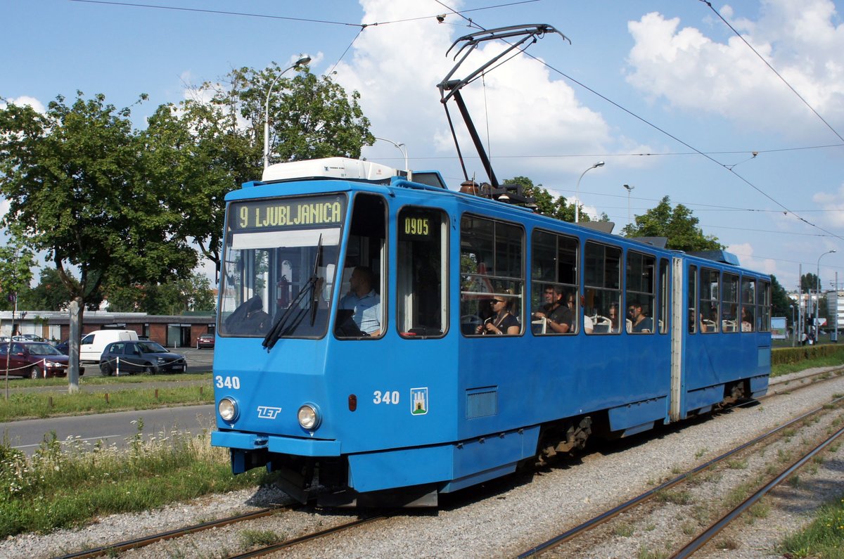 Kroatien / Straßenbahn Zagreb / Tramvaj Zagreb / Zagrebački Električni Tramvaj (ZET): Tatra KT4YU - Wagen 340, aufgenommen im Juni 2018 in der Nähe der Haltestelle  Borongaj  im Stadtgebiet von Zagreb.