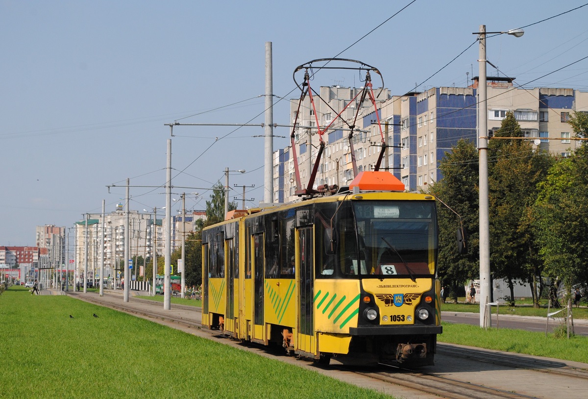 KT4SU 1053, der nach über 30-jähriger Einsatzzeit einem optischen  Tuning  unterzogen wurde, ist auf der Neubaustrecke am prosp. Chervonoi Kalyny nach Sichiv unterwegs. (30.08.2018)