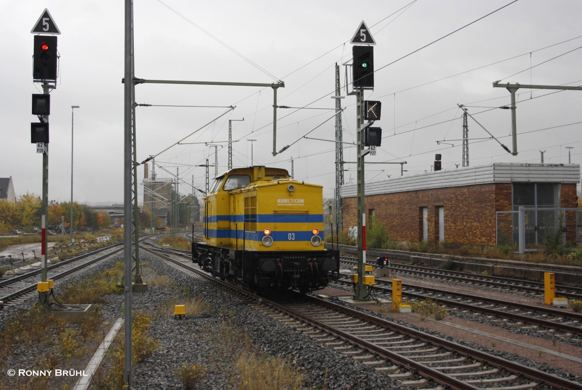 KUBECONE 03, ehemalige 202 494-1, ist am 11.10.2013 im Bahnhof Chemnitz an Gleis 5 am Umsetzen und ist hier gerade im Bild bei der Ausfahrt in den Regen.
 Seit Juni 2013 in Diensten der Salzburger SETG .

 Alle Gleise im Chemnitzer Hbf. wurden, wie zu sehen schon erneuert bzw. modernisiert!
Ganz links wird die Citybahn mal die Trasse benutzen.