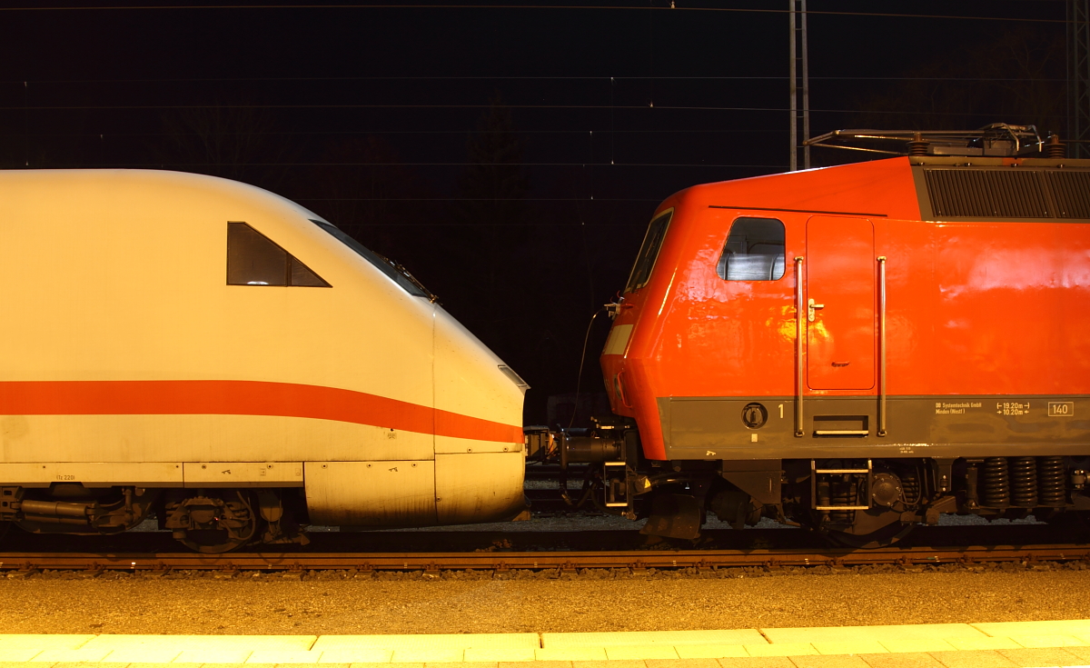 Kupplung zwischen 120 125-0 und 402 020-2 in Lichtenfels am 09.02.2107.
