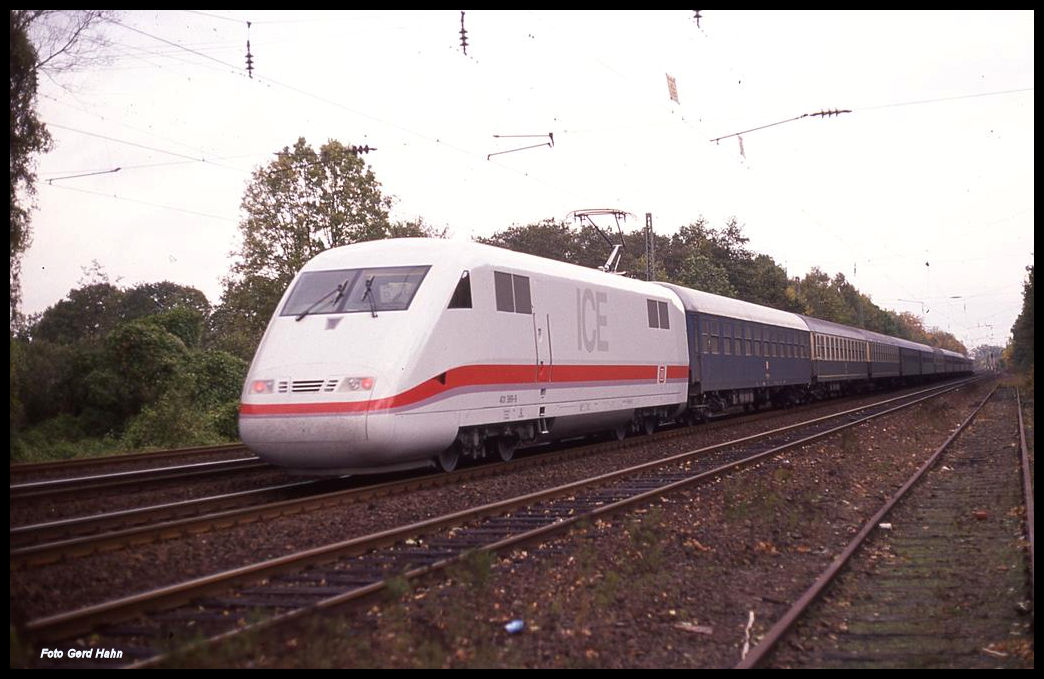 Kurios sahen die ersten Testfahrten des damals neuen ICE 1 aus. Da die Zwischenwagen noch nicht fertig gestellt waren, fuhr man mit alten D-Zug Wagen als Zwischenwagen. Ein solcher Testzug kam am 12.10.1991 um 10.54 Uhr durch den Bahnhof Natrup - Hagen. Hier schiebt ICE Triebkopf 401569 in Richtung Osnabrück.