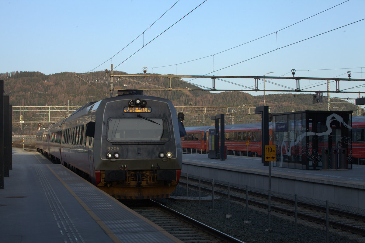 Kurz bevor der Schnellzug nach Bodoe abfährt  läuft der Nahverkehrstriebwagen aus Steinkjehr ein. Bahnhof Trondheim. 14.07.2018 07:02 Uhr.