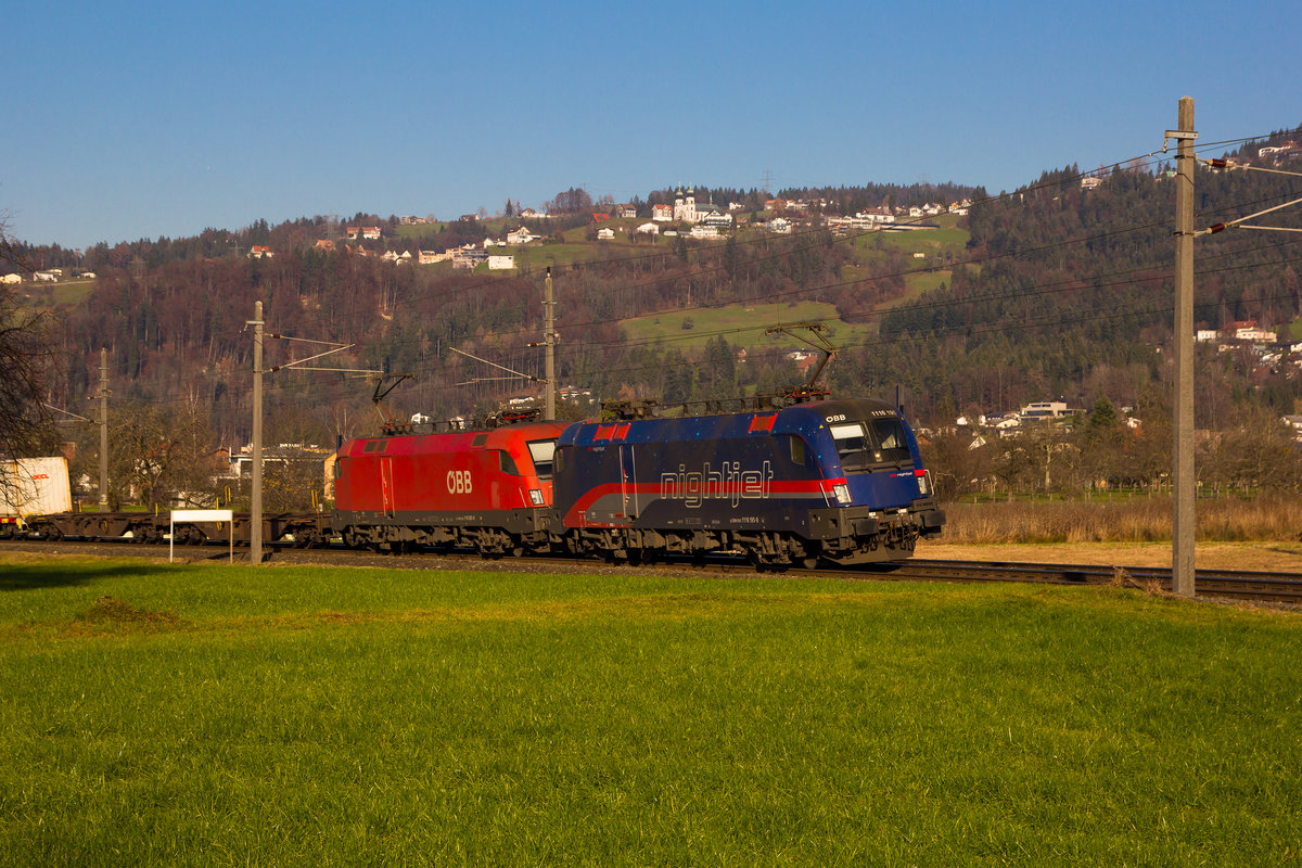 Kurz hinter dem Bhf. Schwarzach zieht die in Nightjet Farben gehaltene 1116-195-9 ihren Güterzug in Richtung Dornbirn. 29.11.16