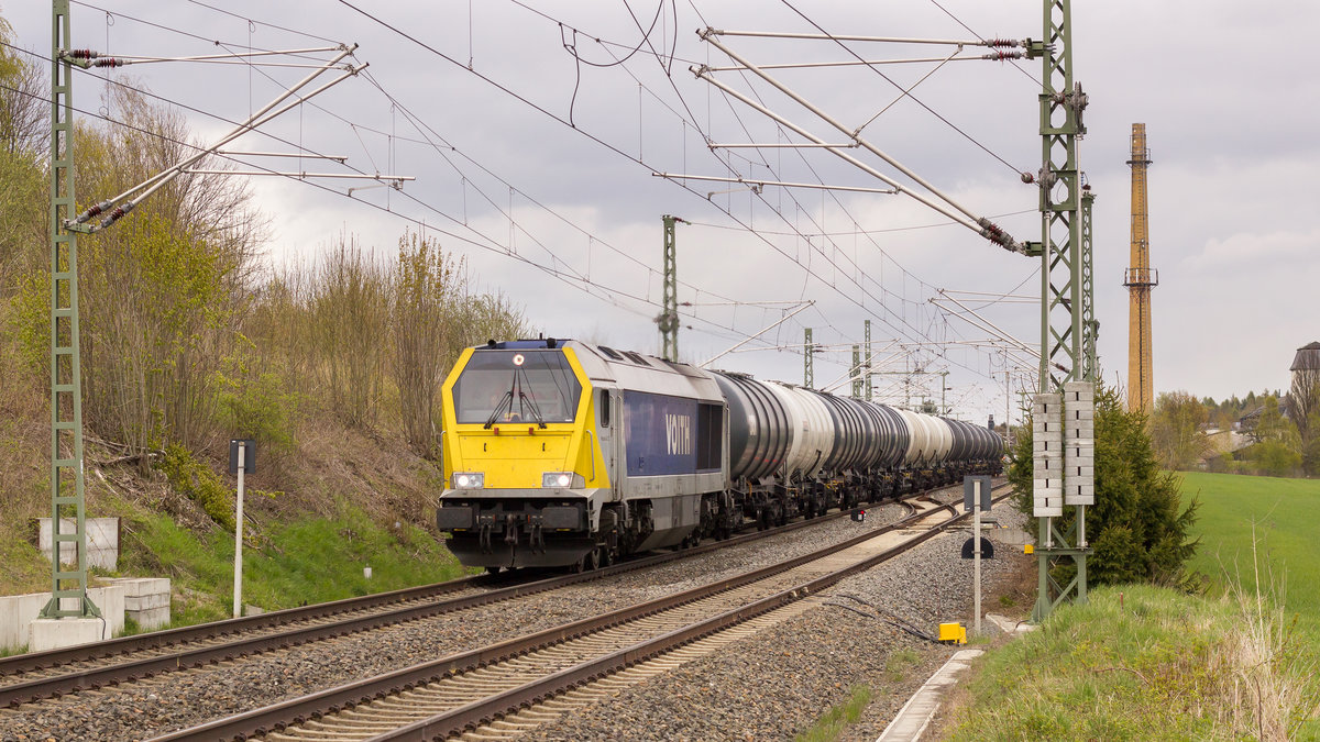 Kurz hinter Mehltheuer steuert am 23. April 2017 die  Maxima  264 001-9 ihren Kesselzug in Richtung Schönberg. Der Zug war so langsam unterwegs, dass er mehrmals an dem Tag auf der Strecke fotographiert werden konnte. 