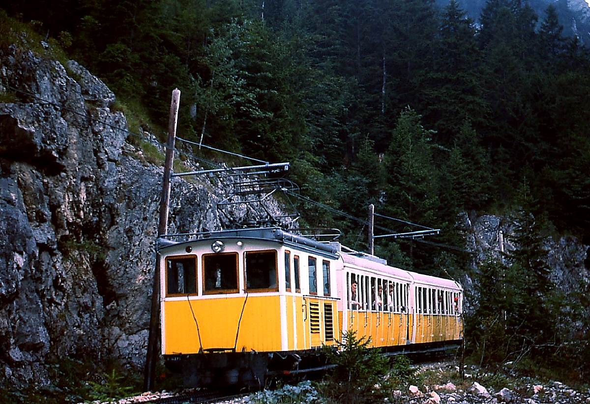 Kurz hinter der Mitteralm schiebt eine Lokomotive der Wendelsteinbahn ihren Zug im Sommer 1976 in Richtung Bergstation