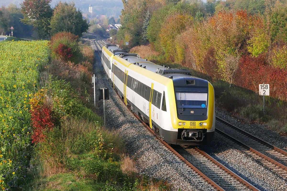 Kurz nach der Abfahrt in Aulendorf wird 612 505 als RB 3050 / IRE 3050 von Laupheim-West nach Basel gleich die Brücke bei Zollenreute passieren und in den Schussentobel fahren (20.10.2018).