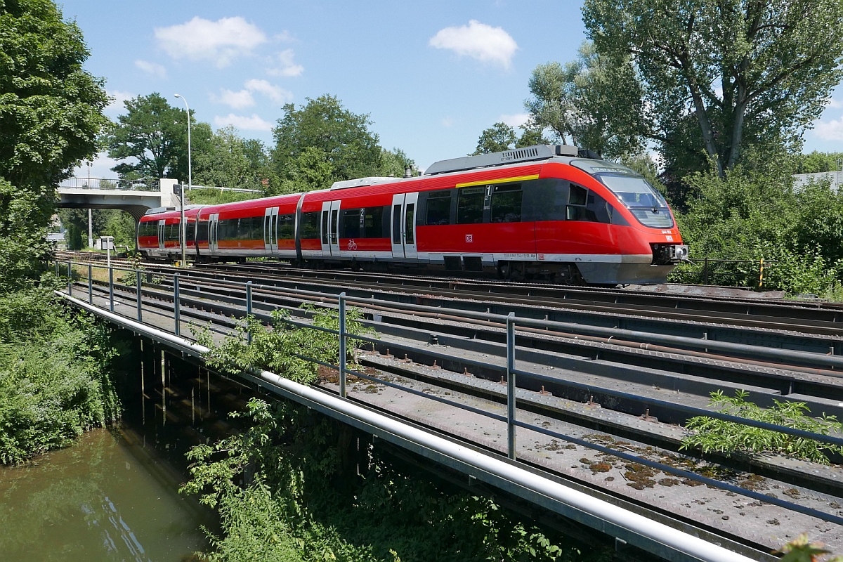 Kurz nach der Abfahrt in Biberach (Riß) wird 644 552-1 Biberach Süd erreichen, die die erste und zugleich die Endhaltestelle der RB 22651 ist (21.07.2017).