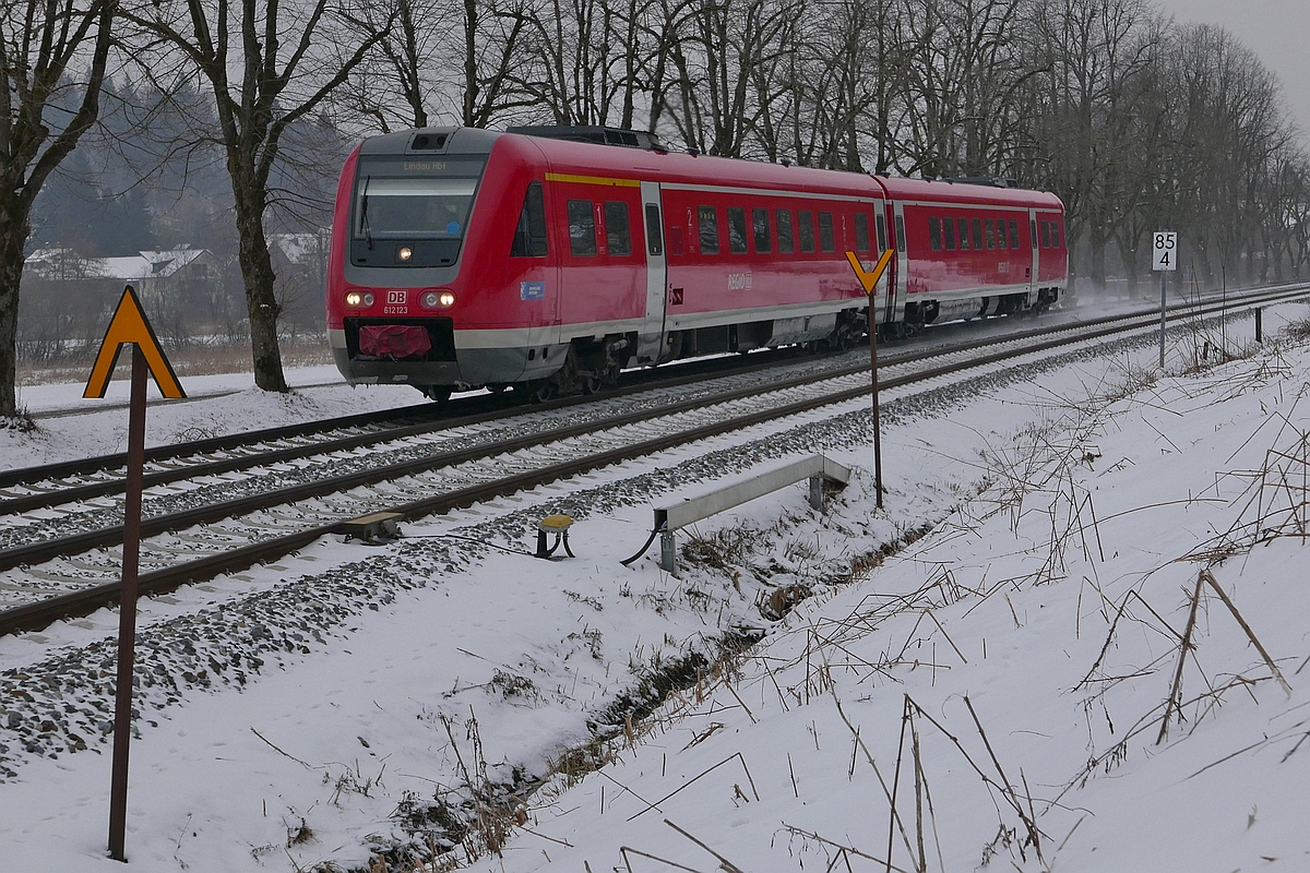 Kurz nach der Abfahrt in Immenstadt fährt 612 123 am 24.02.2018 als RE 3284 von Nürnberg kommend nach Lindau.