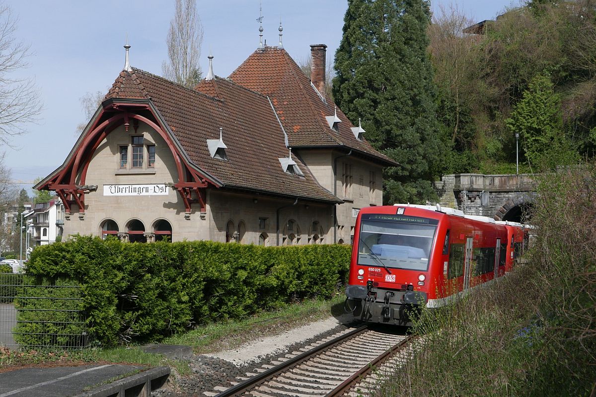 Kurz nach der Abfahrt in berlingen passieren 650 025 und ein weiterer Triebwagen der Baureihe 650 das Gebude des ehemaligen Bahnhofs berlingen Ost. RB 22767 von Radolfzell nach Friedrichshafen Stadt wurde am 14.04.2018 fotografiert.