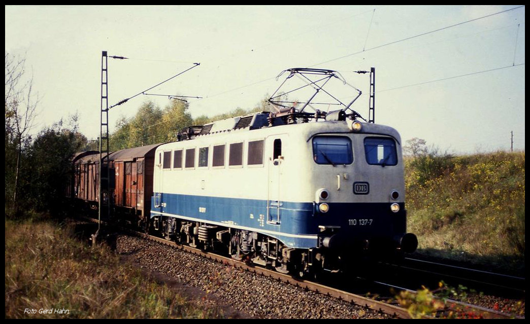 Kurz nach dem von mir ersten gesichteten Güterzug mit einer 110ner kam ein zweiter am 25.10.1989 um 13.00 Uhr hinterher und war bei Eilendorf in Richtung Köln unterwegs.