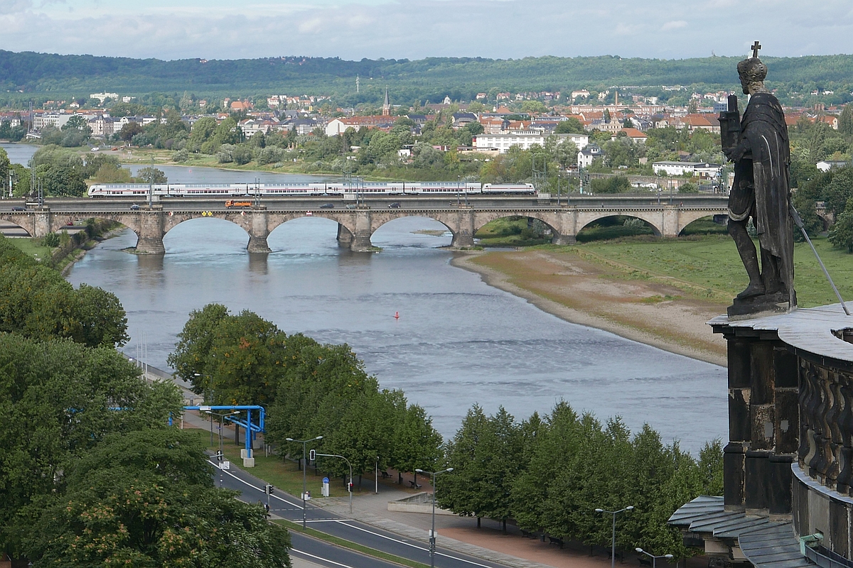 Kurz nach dem Start im Hauptbahnhof Dresden überquert IC 2442 nach Köln auf der 434 m langen Marienbrücke die Elbe. Aufnahme entstand von der öffentlich zugänglichen Aussichtsplattform des 100 m hohen Hausmannsturms (13.09.2017).