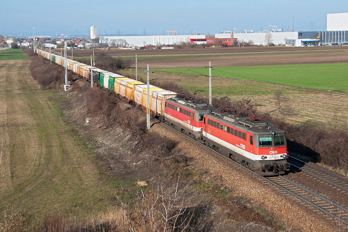 Kurz nach Mittag waren am 29.11.2018 diese beiden Loks der BR 1142 (1142 653 und 1142 XXX) mit einem Ganzzug in Fahrtrichtung Gramatneusiedl unterwegs. Die Aufnahme entstand bei Himberg.