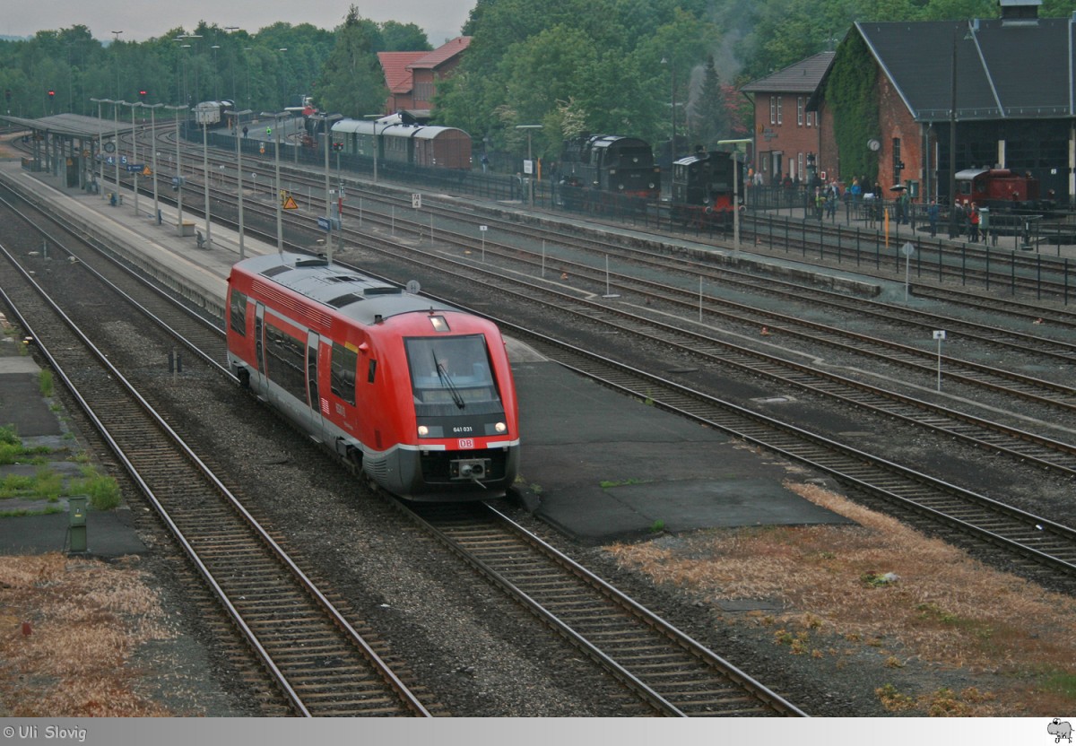 Kurz nach der Teilung der beiden 'Walfische' 641 037 und 641 031 in Neuenmarkt-Wirsberg verlässt 641 031 den Bahnhof vor der Kulisse des Deutschen Dampflokomotiv Museums am 25. Mai 2015 in Richtung Bayreuth.