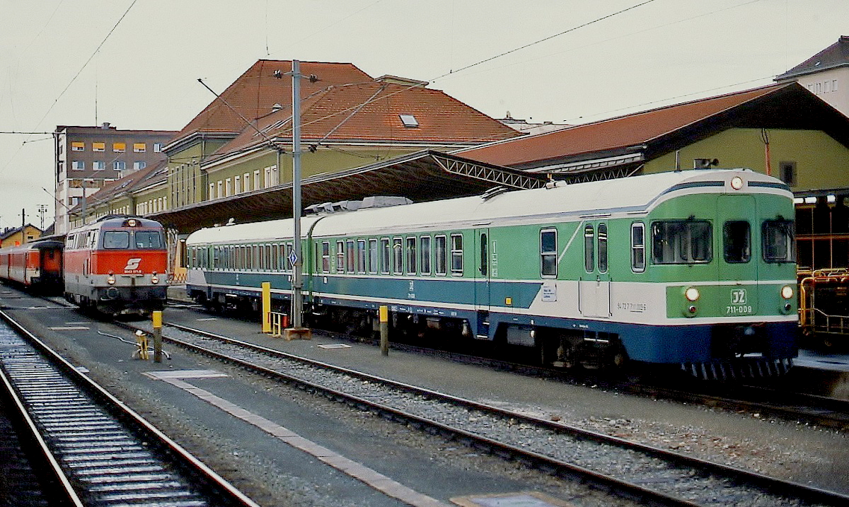 Kurz nach der Unabhängigkeit Sloweniens wurde eine Tageszugverbindung zwischen Villach und Ljubljana/Laibach eingerichtet. Im August 1991 steht 711-009 im Villacher Hauptbahnhof. Da die (1991 gegründete) SZ erst seit 1992 Mitglied der UIC ist, lautet das Eigentumszeichen noch auf die JZ. Leider wurde die Verbindung nicht gut angenommen und nach kurzer Zeit wieder eingestellt.