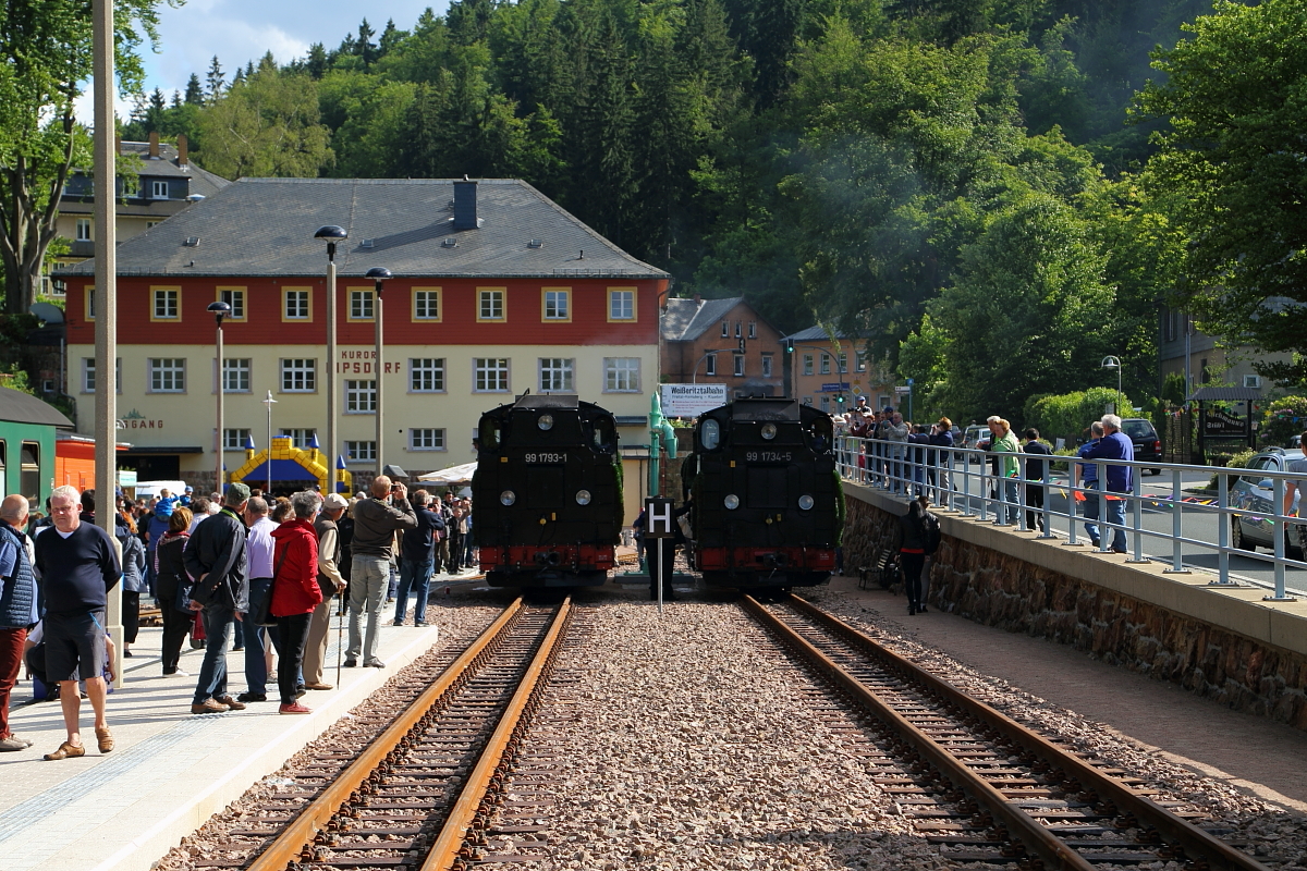 Kurz nachdem 99 1793 und 99 1734 am frühen Abend des 17.06.2017 ihren Planzug P 6006 in Kipsdorf abgeliefert haben, ist erst einmal wieder Wasserfassen angesagt. Wenig später geht es dann mit P 6007 zurück nach Freital-Hainsberg. Wie man sieht, ist das Publikumsinteresse, trotz vorgerückter Stunde, immer noch ungebrochen. ;-)