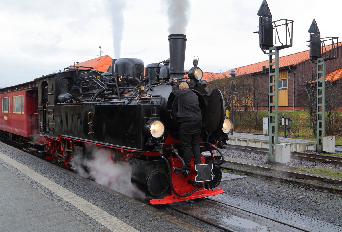 Kurz vor Abfahrt zum Brocken, gibt es bei 99 5901 am 05.02.2015 im Bahnhof Wernigerode noch etwas in der Rauchkammer zu tun. Was dies allerdings war, konnte ich leider nicht in Erfahrung bringen.