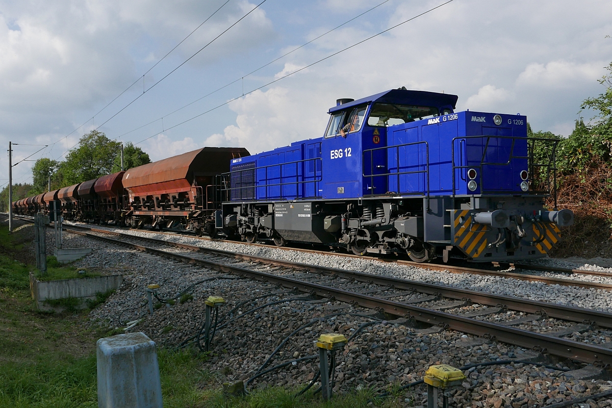 Kurz vor Allensbach setzt sich am 27.09.2016 ESG 12 (92 80 1275 022-2 D-ESGBI) in Richtung Konstanz in Fahrt, um mit ihren Schotterwagen das Gleis an einem Bahnbergang in Allensbach einzuschottern.