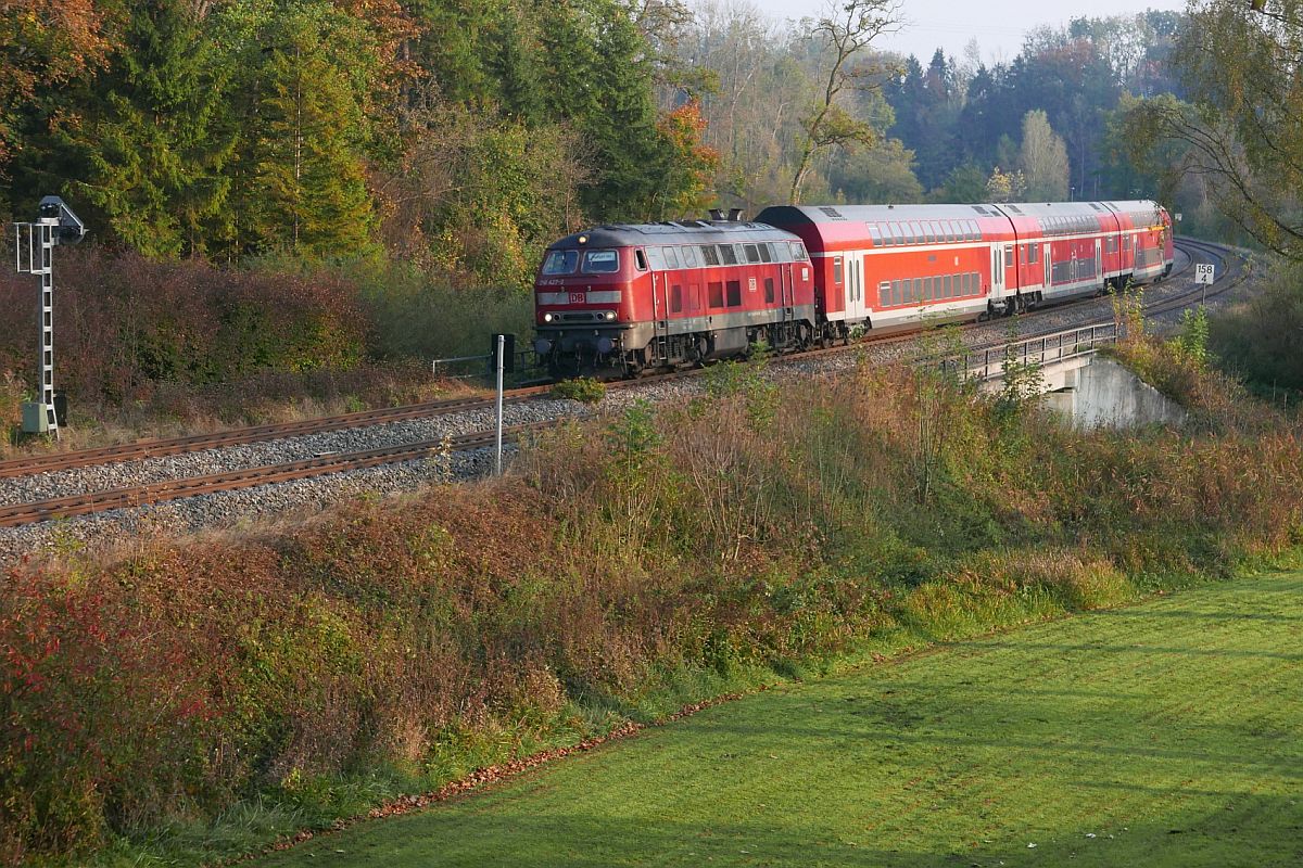 Kurz vor Aulendorf hat 218 427-3 mit dem RE 27676 von Lindau nach Laupheim West am 20.10.2018 den Schussentobel hinter sich gelassen und berquert bei Kilometer 158.4 die Schussen zum siebten und letzten Mal