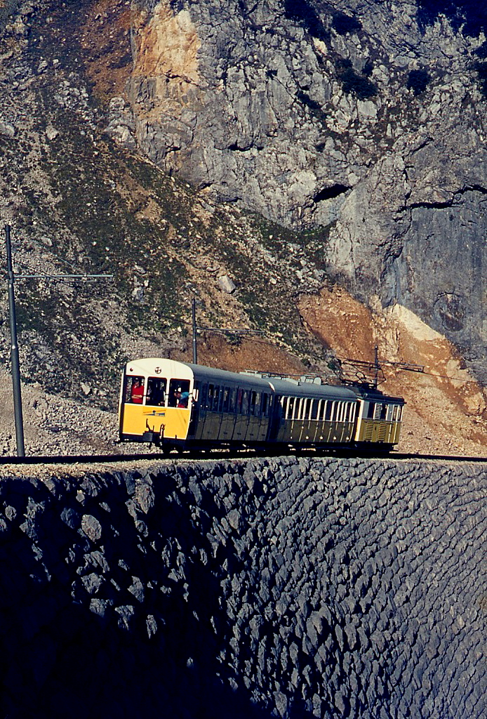 Kurz vor der Bergstation schiebt Lok Nr. 4 ihren Zug über den Hohen Damm (Herbst 1973)