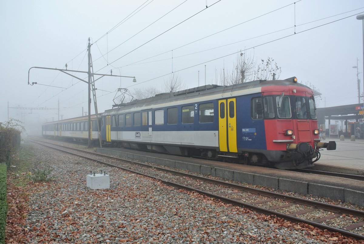 Kurz vor dem Ausscheiden der RBe aus dem Plandienst bei den OeBB; 07.12.2015: In Oensingen herrscht einmal mehr dichter Nebel; Der RBe 205, AB EWII 505 und BDt EWI 905 Wenden hier und fahren in wenigen Minuten zurck nach Balsthal. 