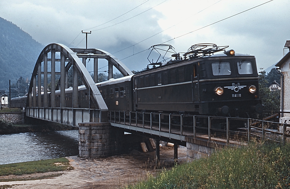 Kurz vor dem Bahnhof Bad Ischl überquert 1141.18 im Sommer 1973 die Traun